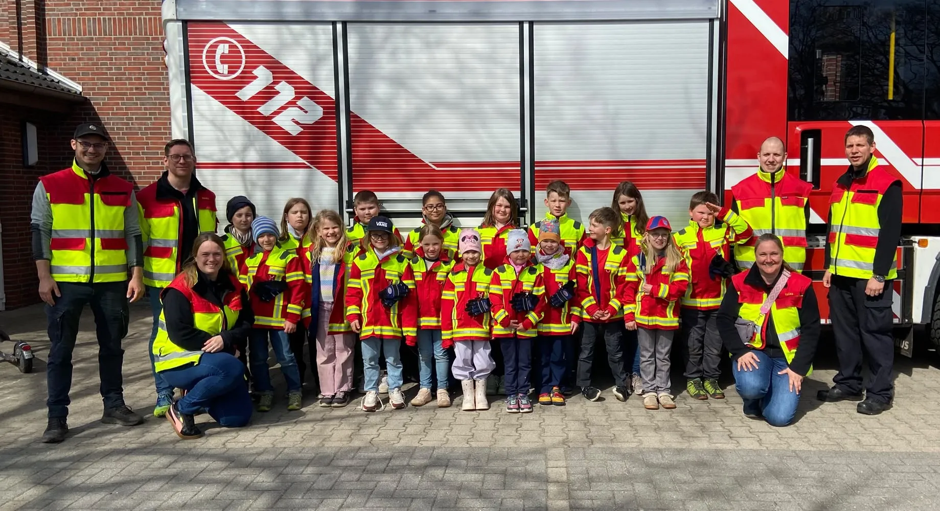 Kinderfeuerwehr Ganderkesee mit ihrem Team