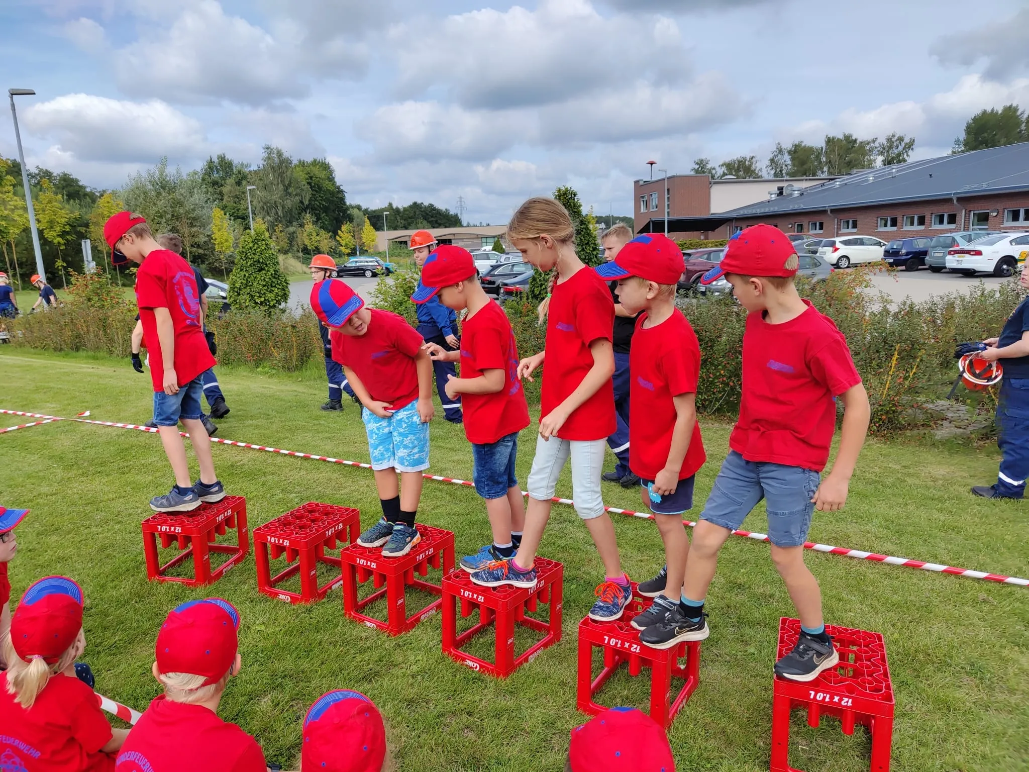 Kinderfeuerwehr beim Balancierspiel