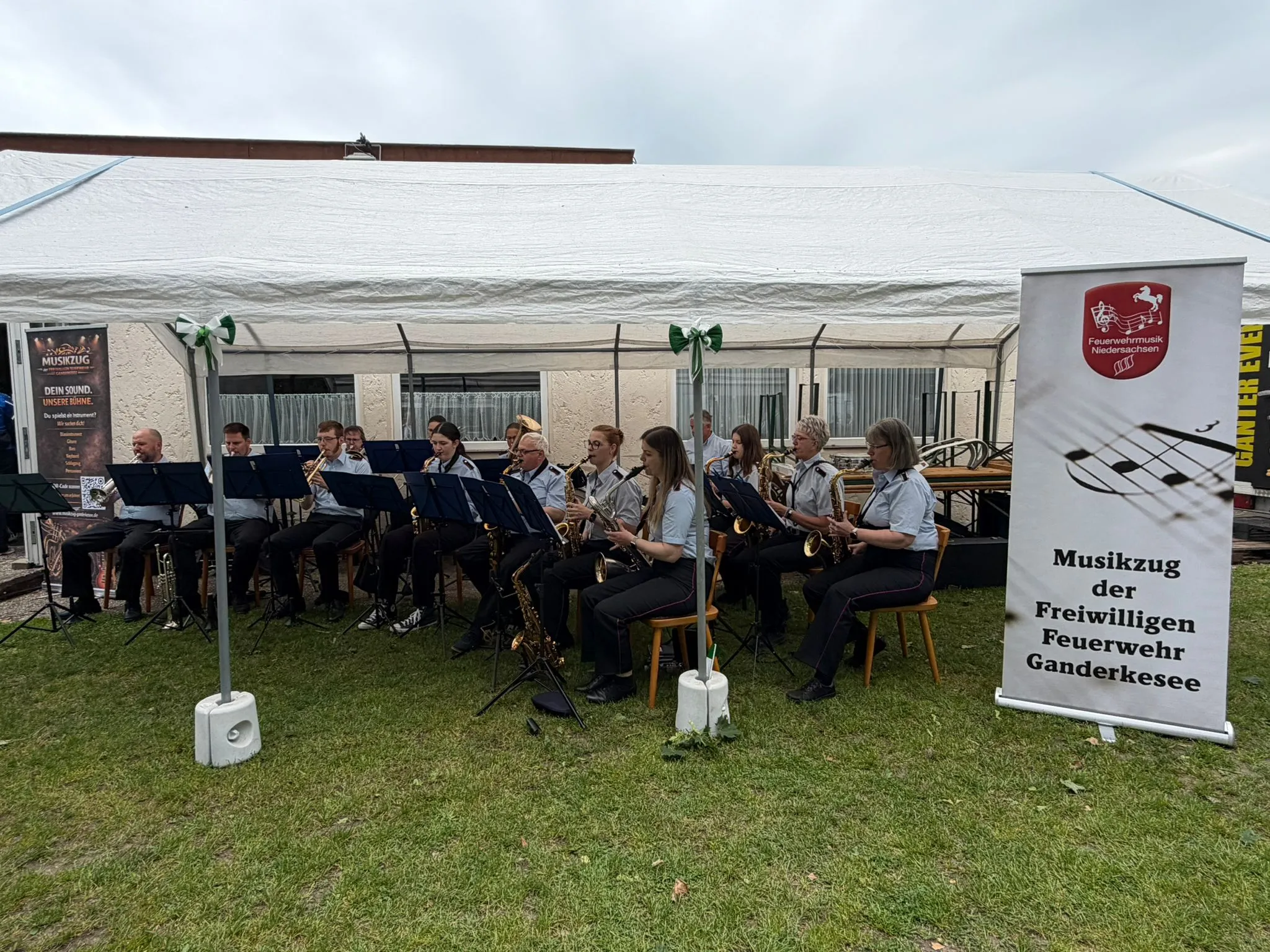 Musikzug beim Auftritt unter dem Zeltdach