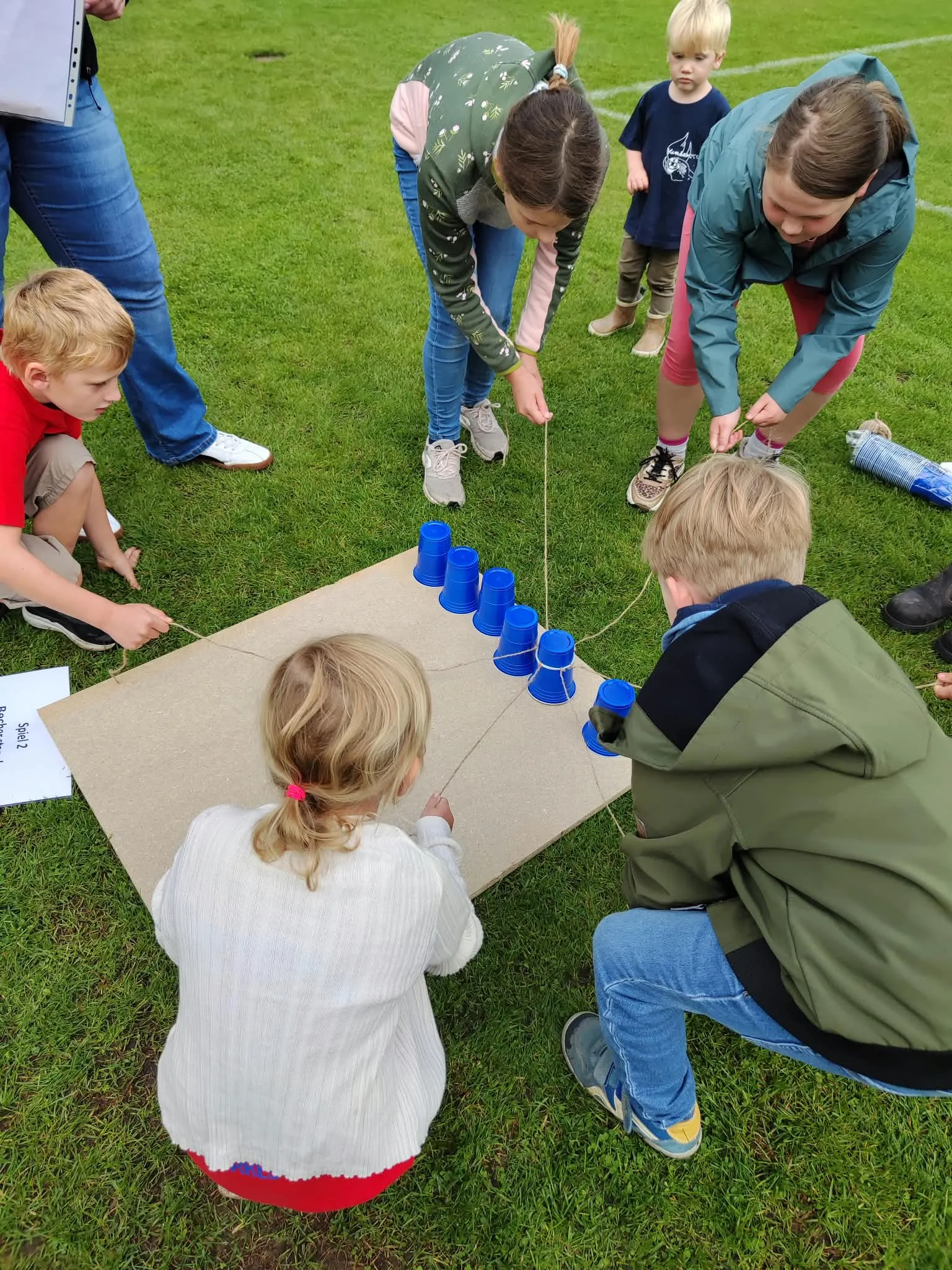 Kinderfeuerwehr beim Becherspiel